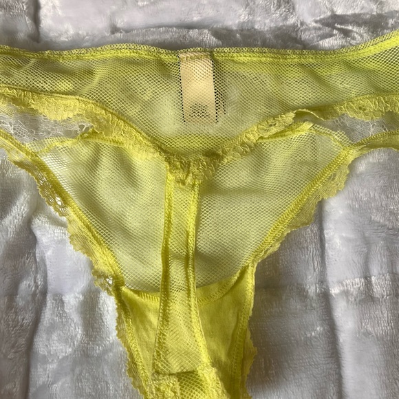 🍁𝚅𝚂 𝚜𝚎𝚡𝚢 𝚝𝚑𝚘𝚗𝚐 - Picture 2 of 3